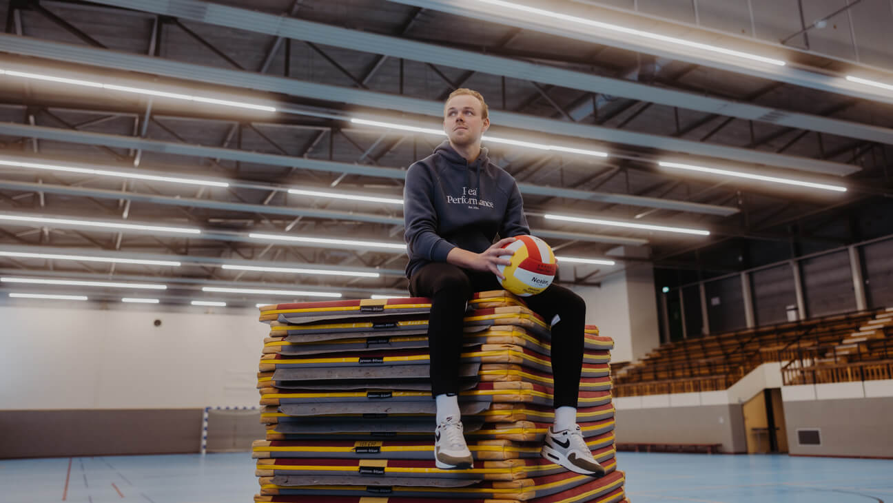 Startende leraar Willem De Vries in sporthal