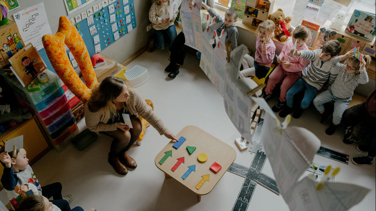 Kleuterleraar Kathleen stelt vragen aan haar leerlingen op basis van de vragentrap