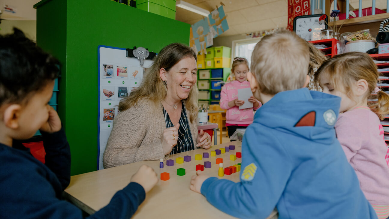 Kleuterleraar Kathleen stelt vragen aan haar leerlingen op basis van de vragentrap tijdens het samenspelen