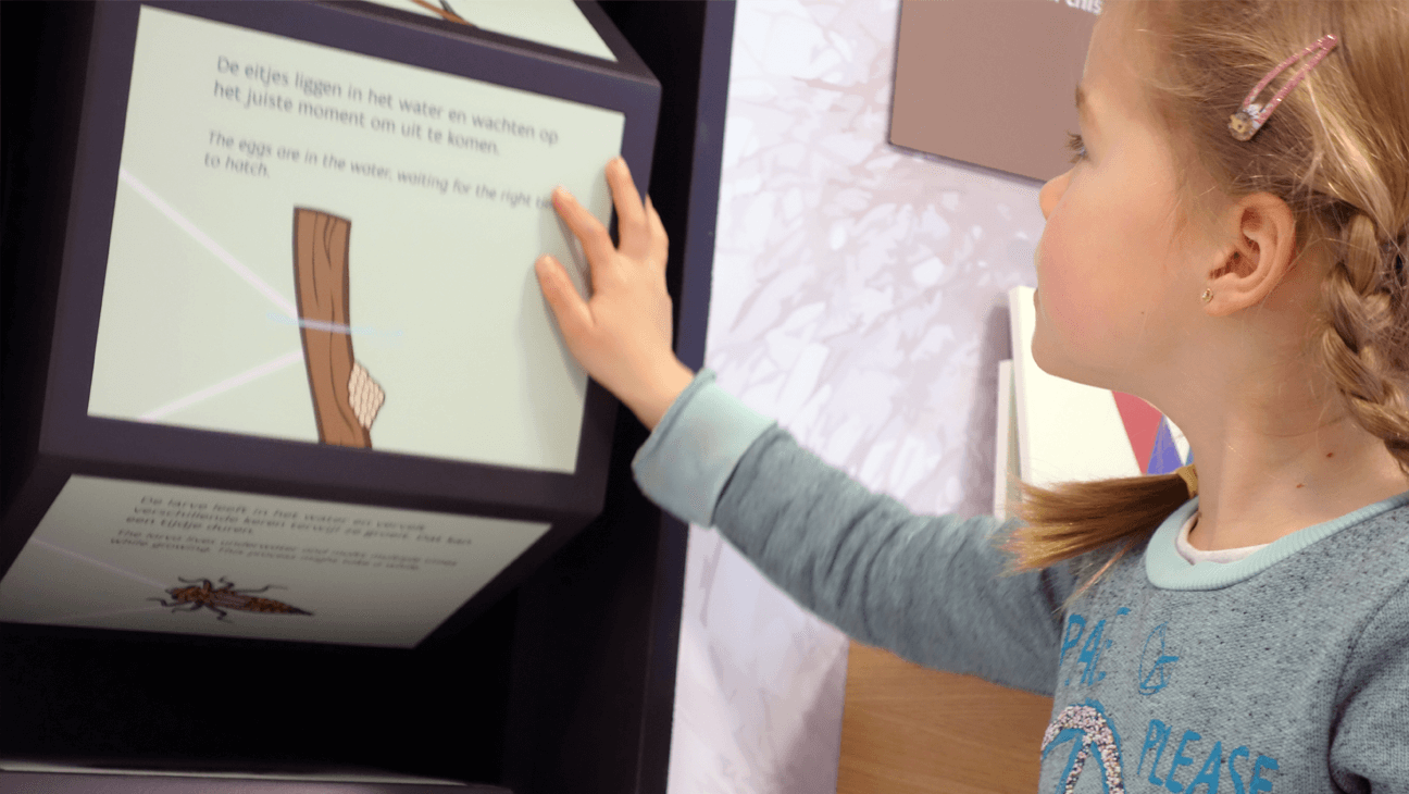 Kind draait aan een rad in De Vroente, Duurzaam Educatiepunt