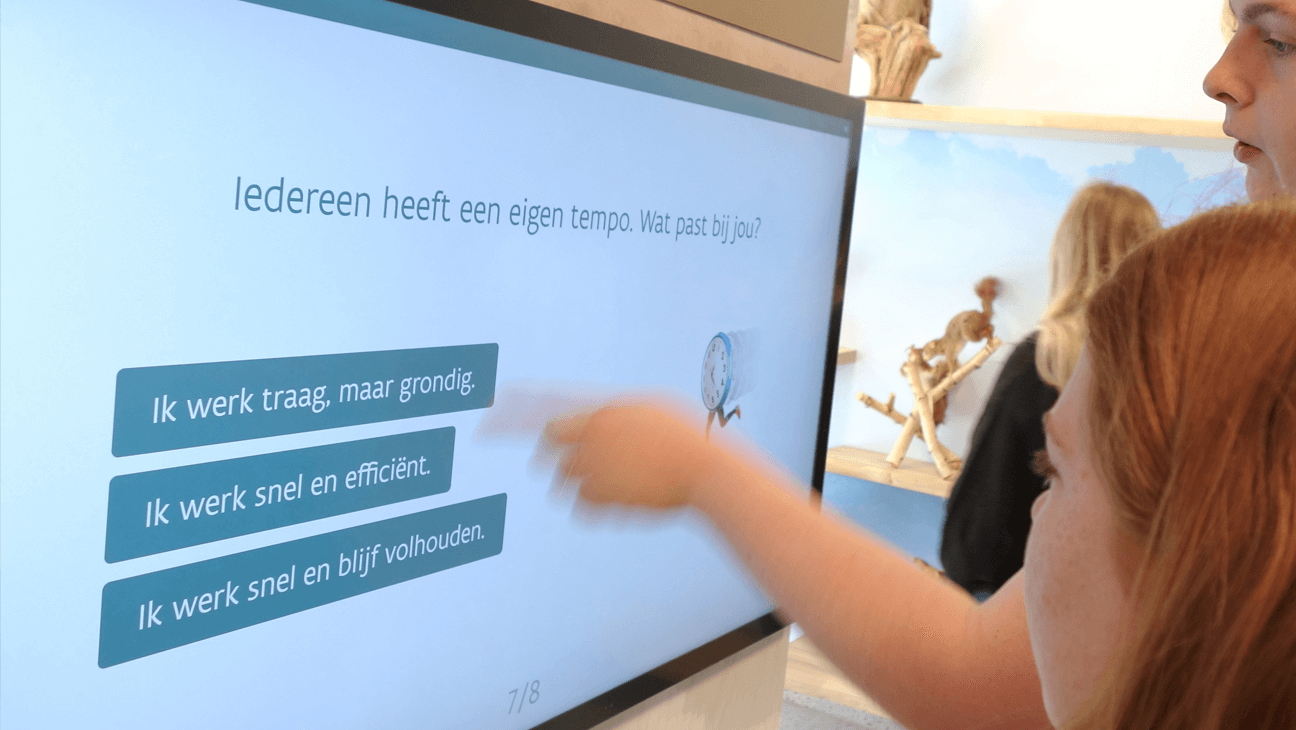 Bezoekers aan De Vroente, Duurzaam Educatiepunt klikken op een groot beeldscherm
