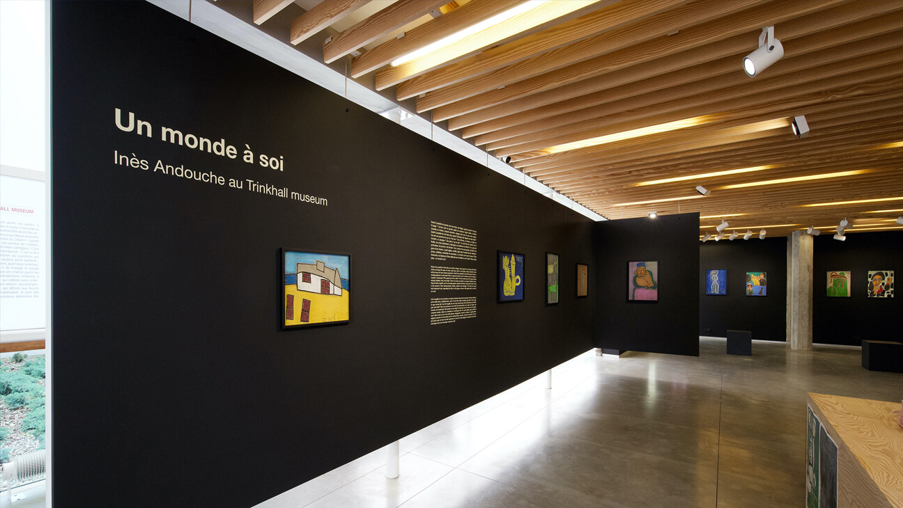 Hal met kunstwerken in Trinkhall Museum