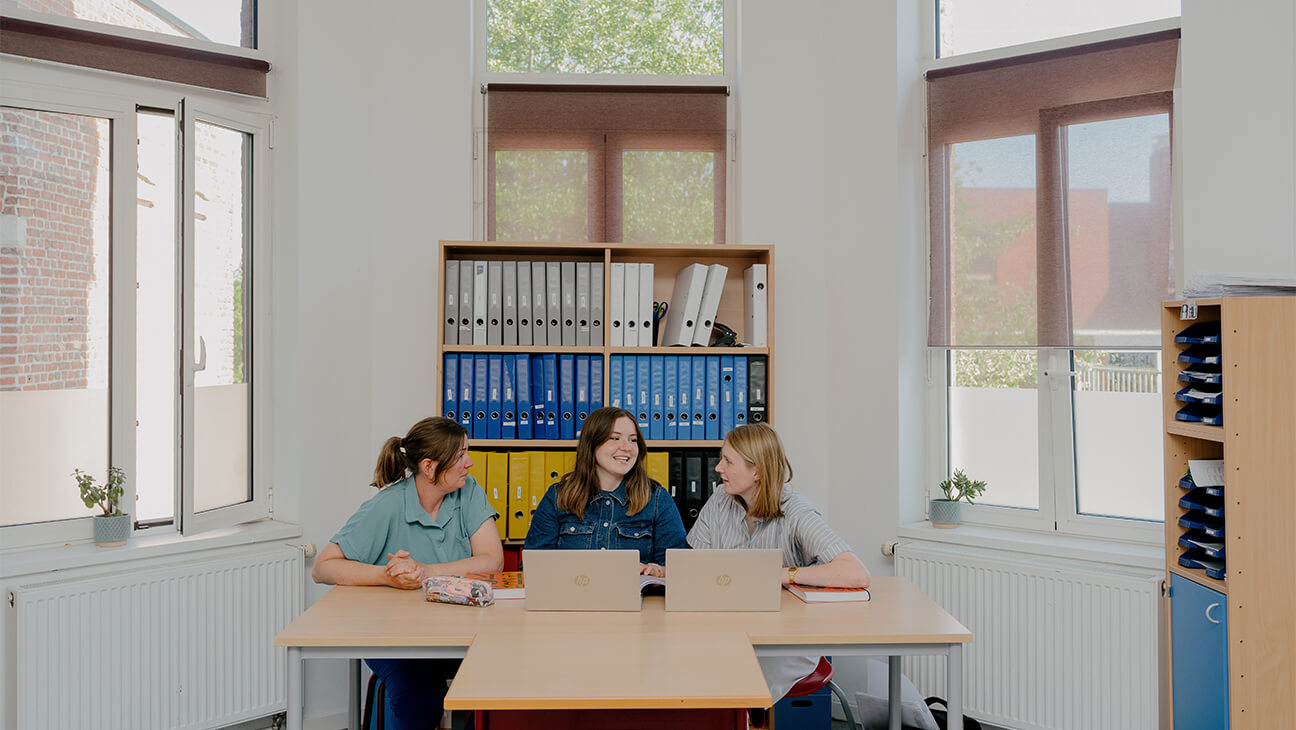 leraar in de klas met leerlingen