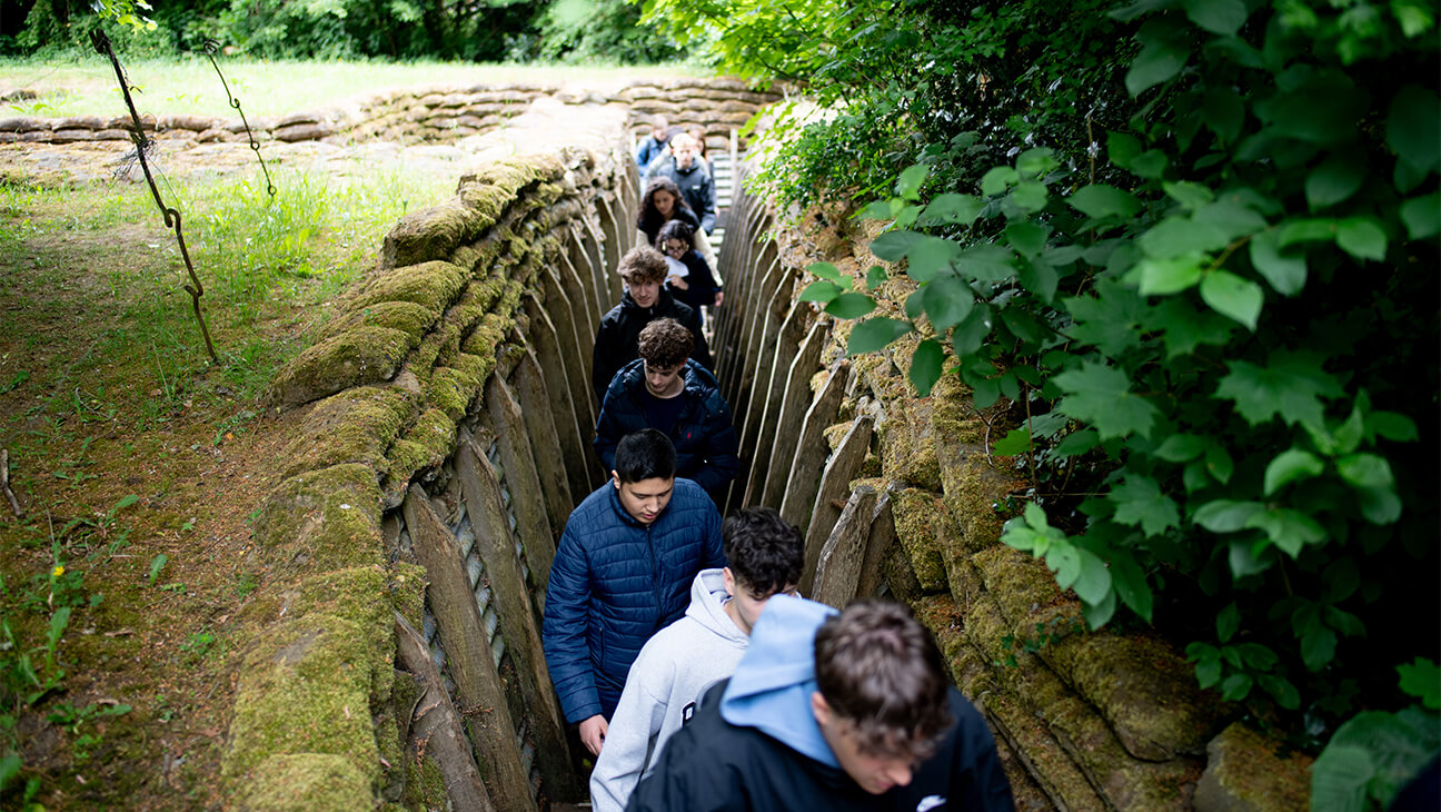 Leerlingen in de loopgraven van het Passchendaele Museum