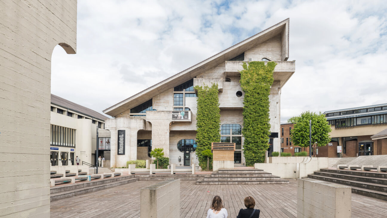 Buitengevel Gezin bezoekt Musée L - Musée universitaire de Louvain