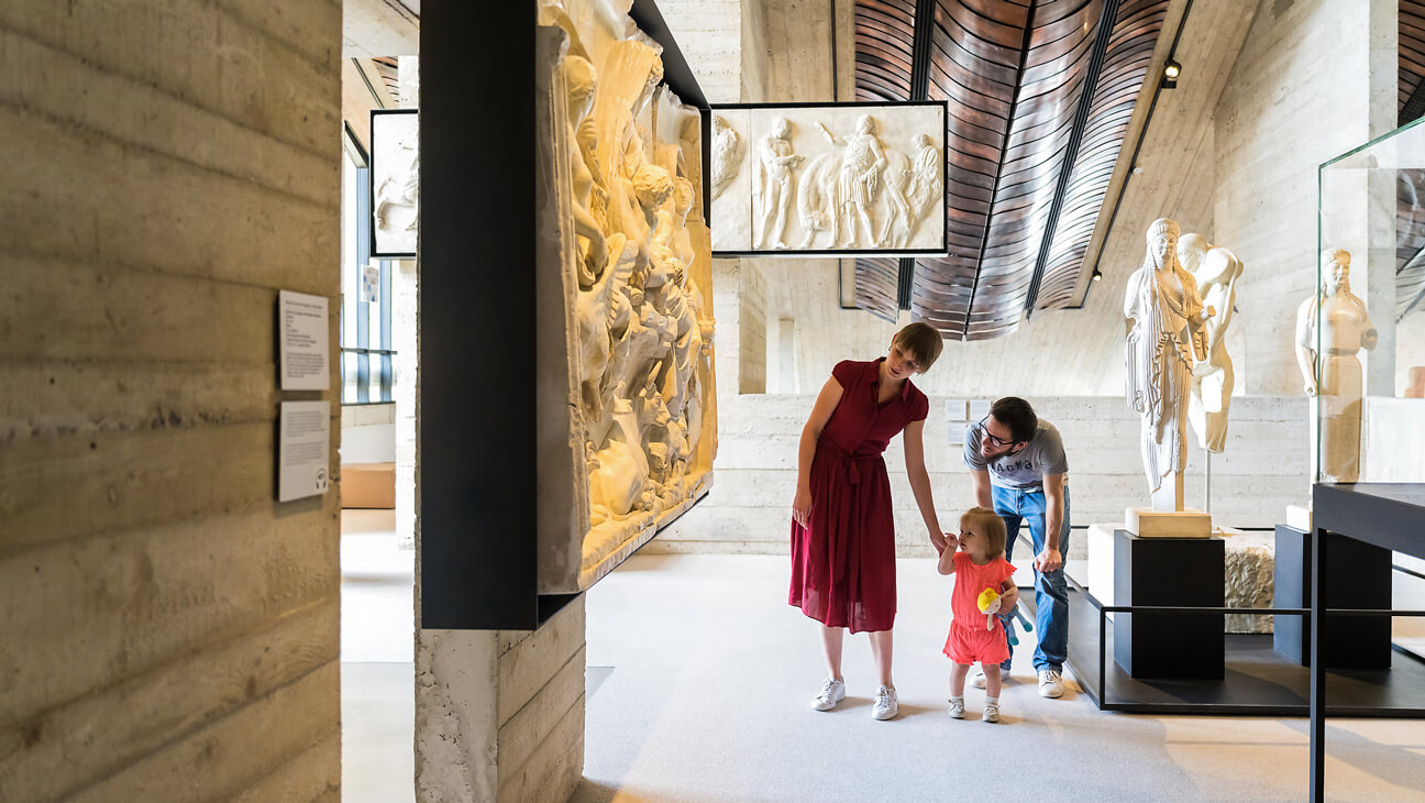 Gezin bezoekt Musée L - Musée universitaire de Louvain