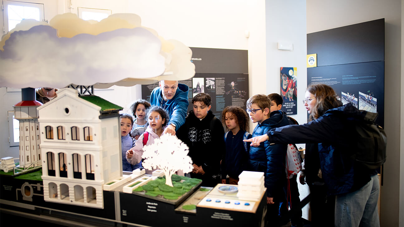 Klas op klasuistap in het riolenmuseum in Brussel