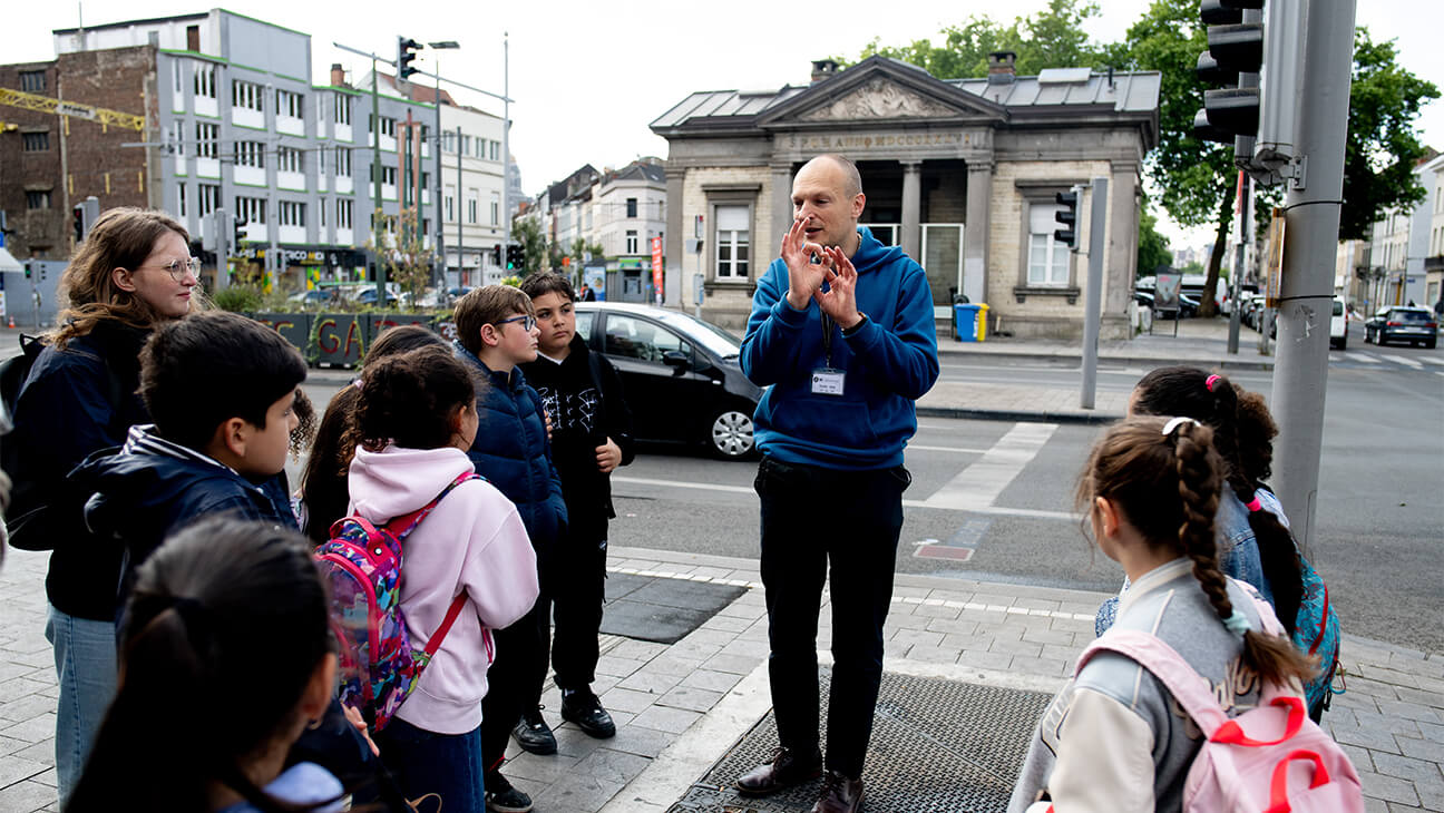 Klas met gids bij het riolenmuseum