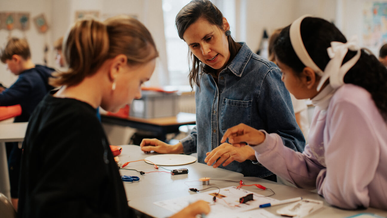 Leerlingen doen proefjes naar wetenschappelijk redeneren