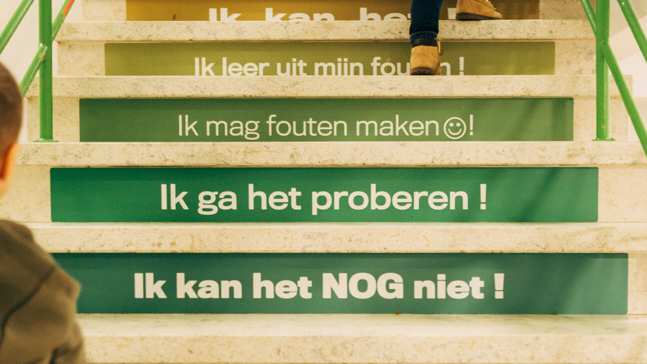 Trap in een school met spreuken over Growth mindset