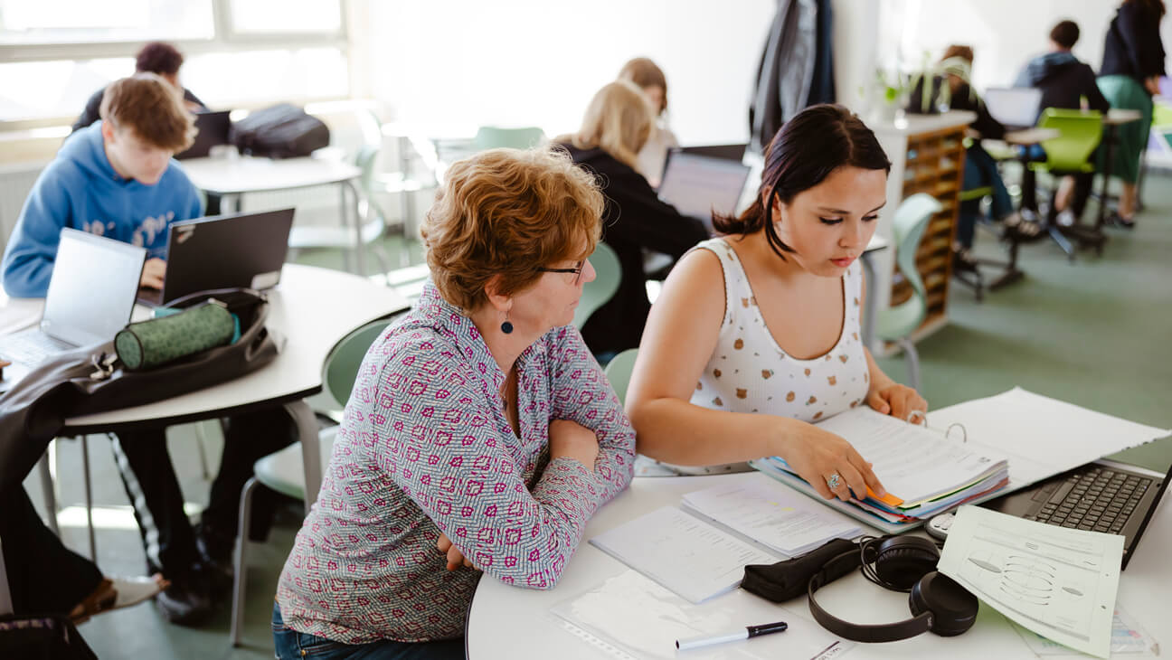 Jo Moerman werkt samen met leerling