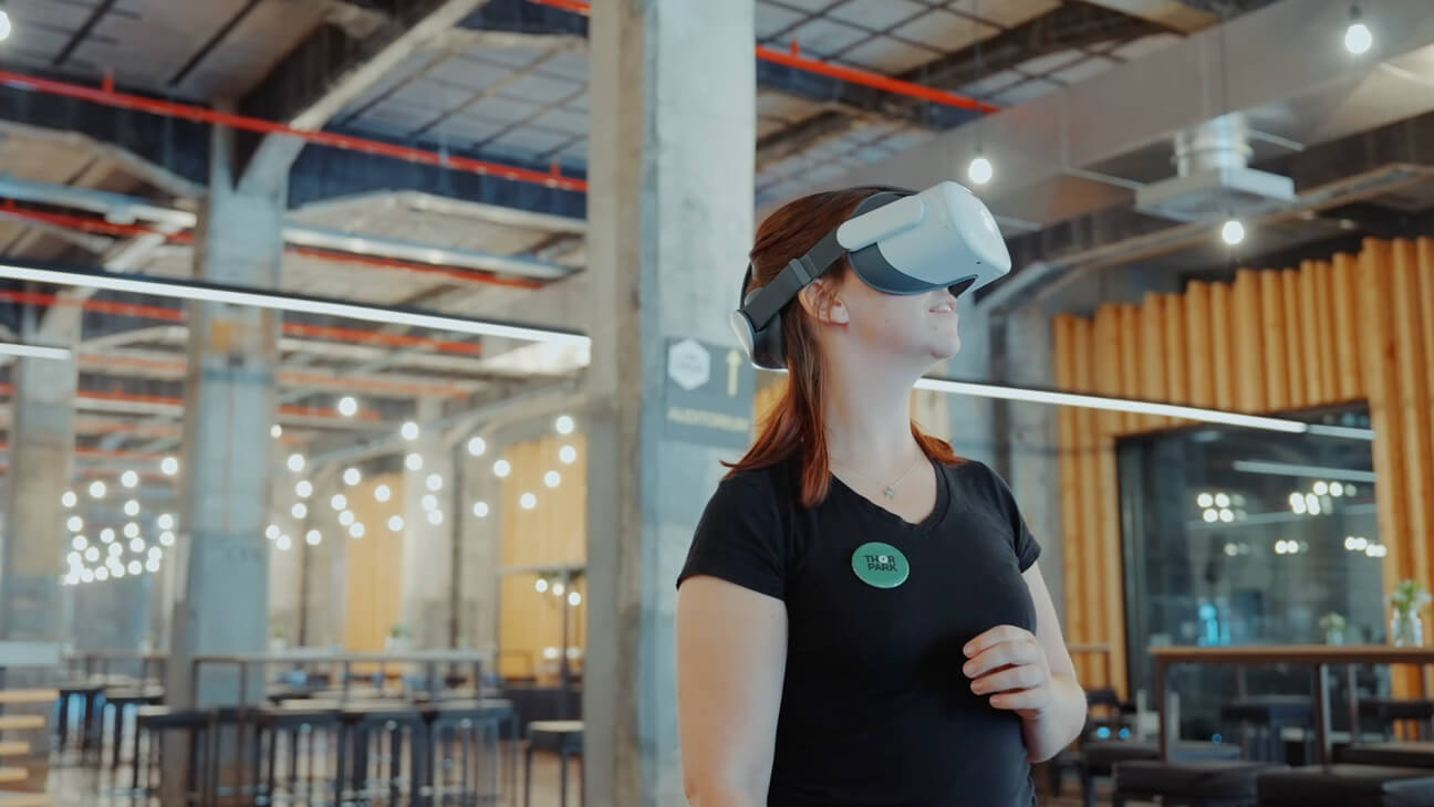 Bezoeker met VR-bril - Thor Experience