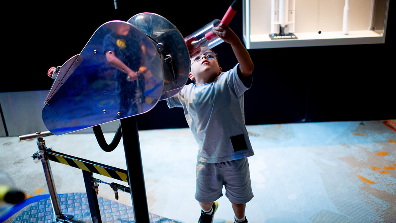 Kinderen bij een lanceerplatform in Technopolis