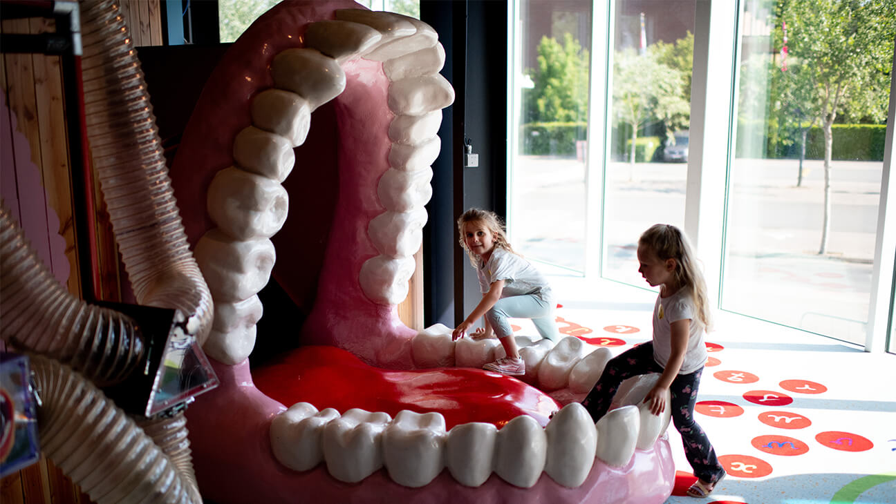 Kinderen kruipen in een grote mond in Technopolis