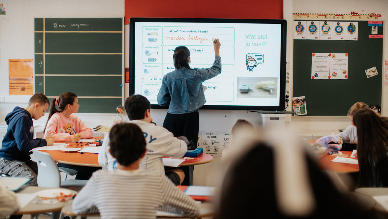 Juf Heleen aan het bord