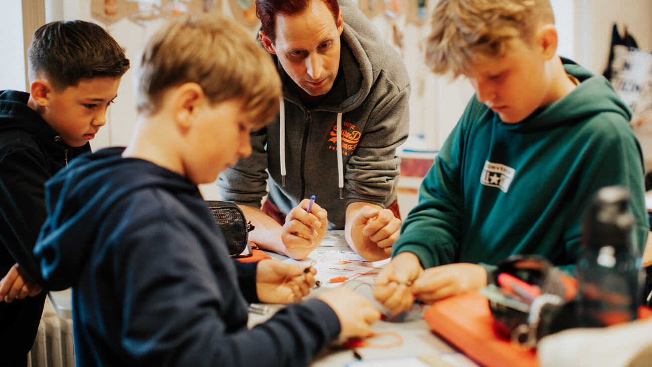 Leerlingen doen proefjes naar wetenschappelijk redeneren