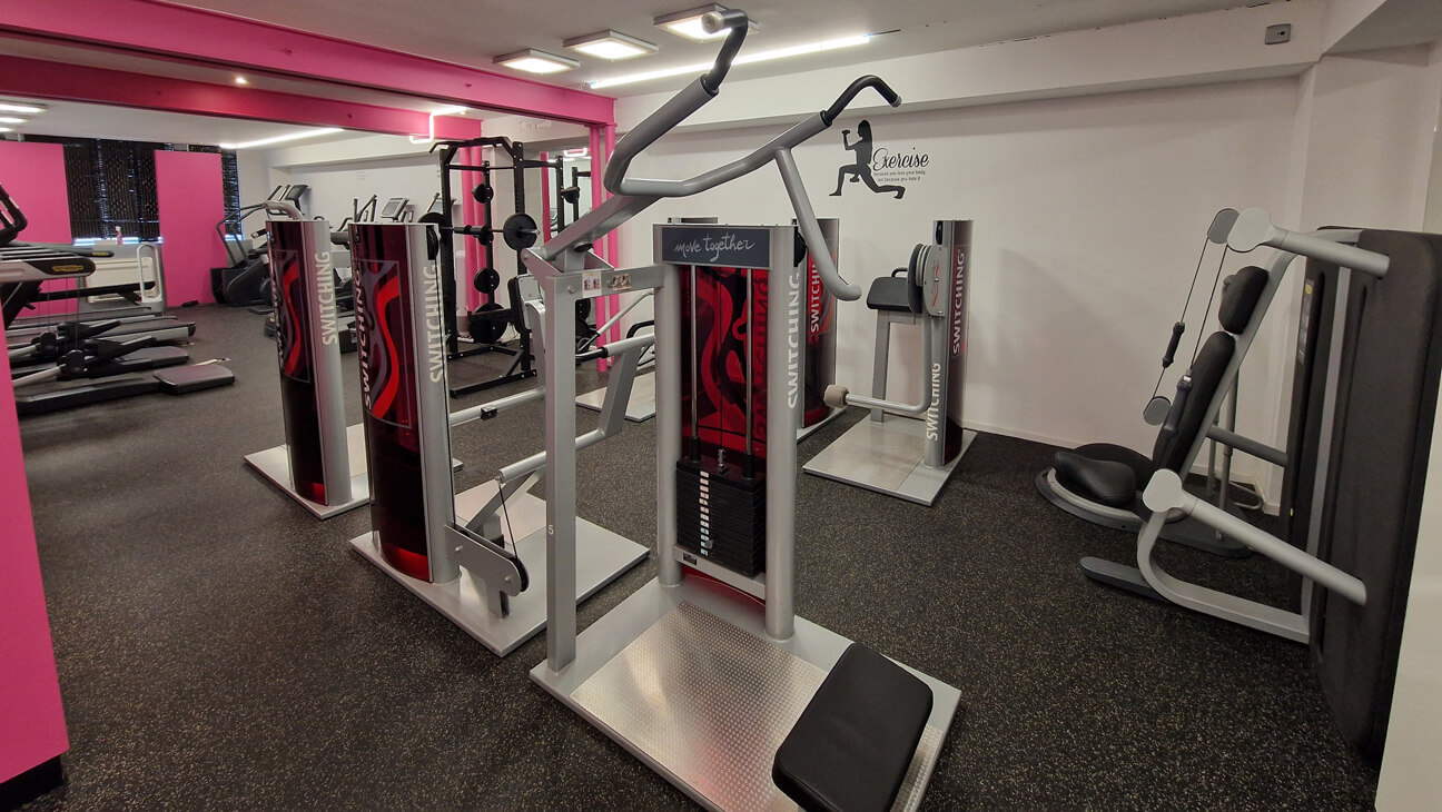 Zaal met fitnesstoestellen bij Fit4Het in Leuven