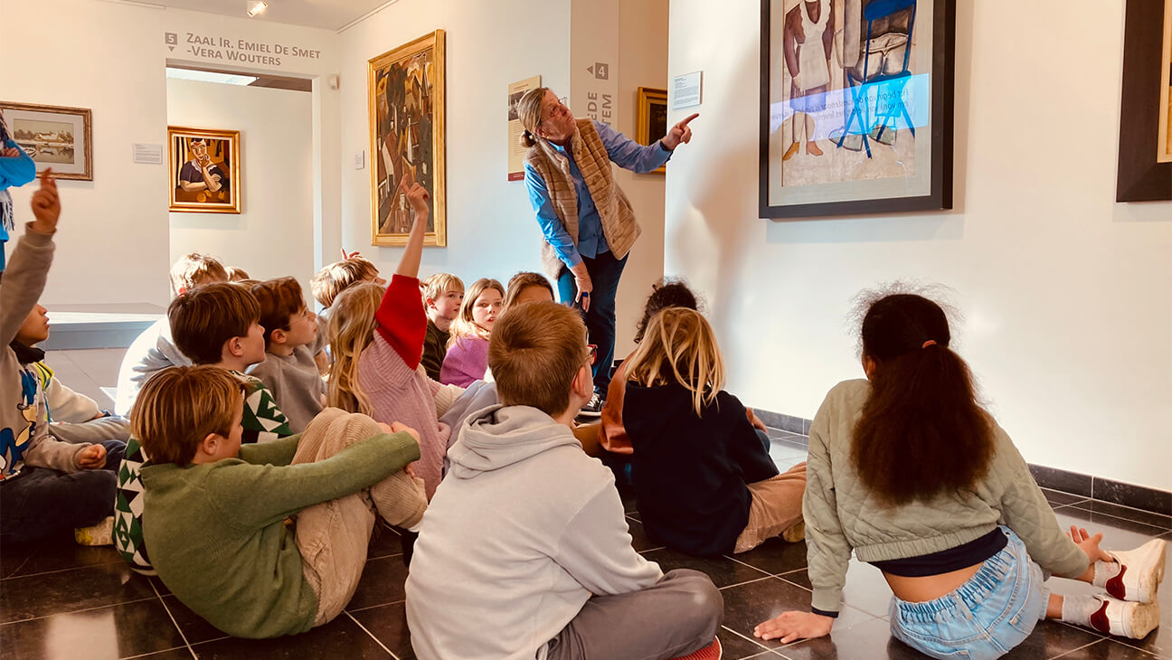 Kinderen kijken naar schilderij in museum Gevaert-Minne