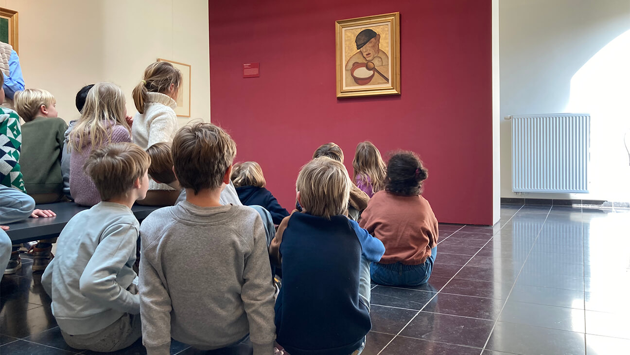 Kinderen kijken naar schilderij in museum Gevaert-Minne