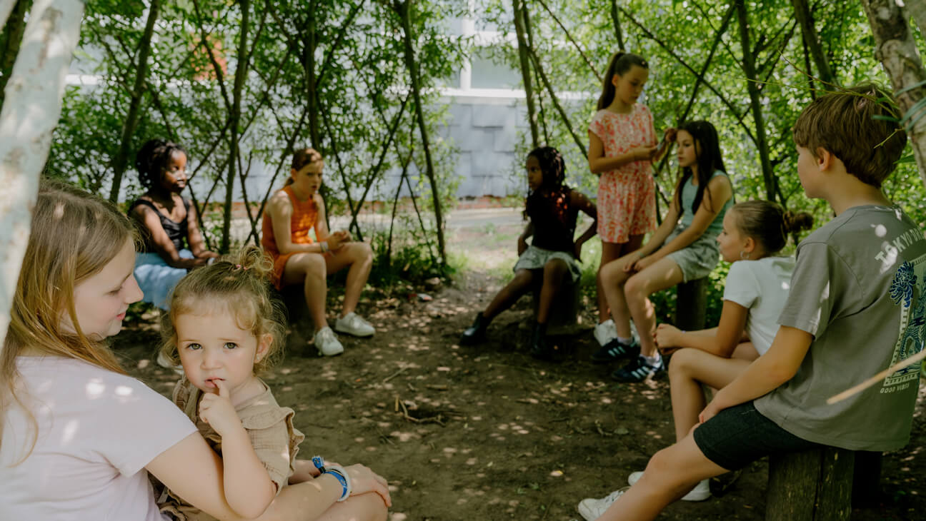 Leerlingen komen even tot rust in een Wilgenhut