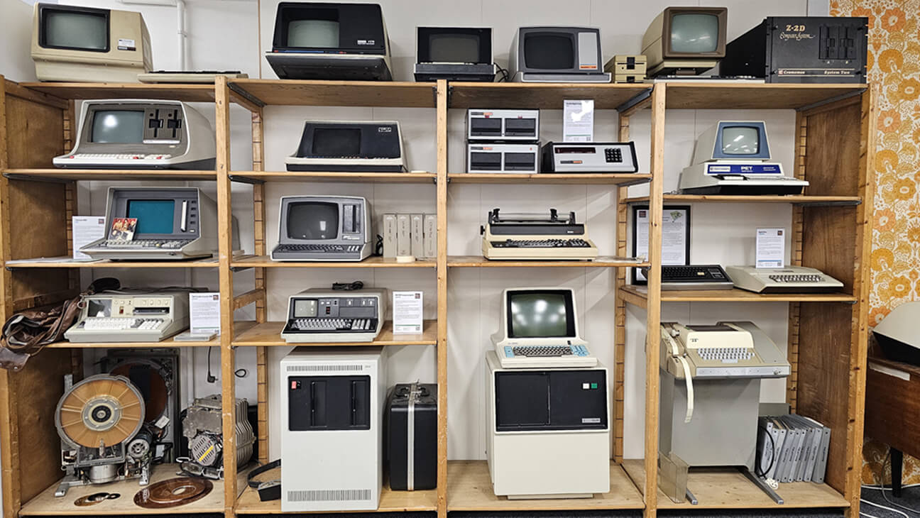 Oude computers op een rek in HomeComputerMuseum