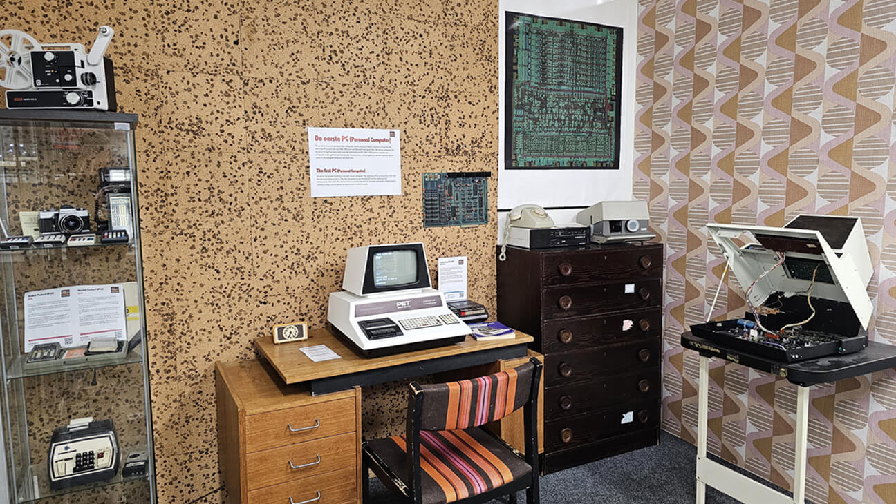 Retro bureau met oude computer