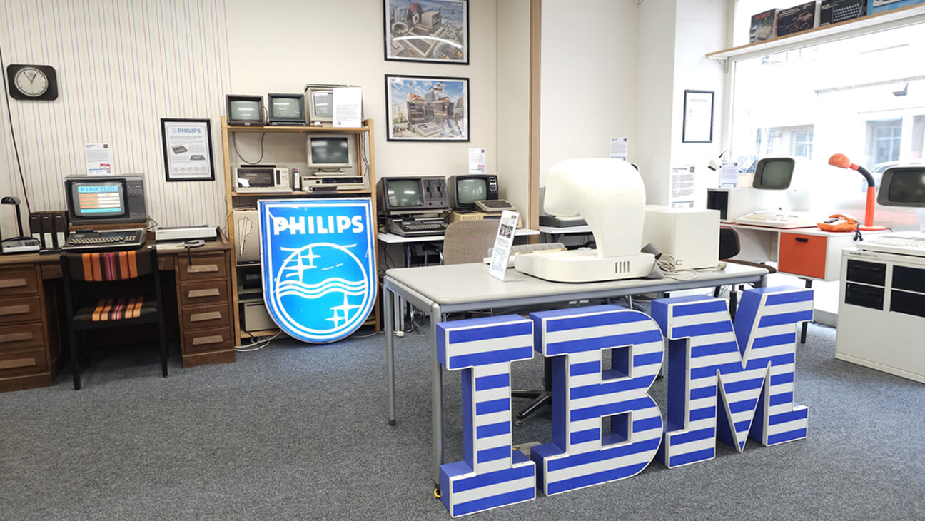 Oude computer en groot IBM-logo in het HomeComputerMuseum