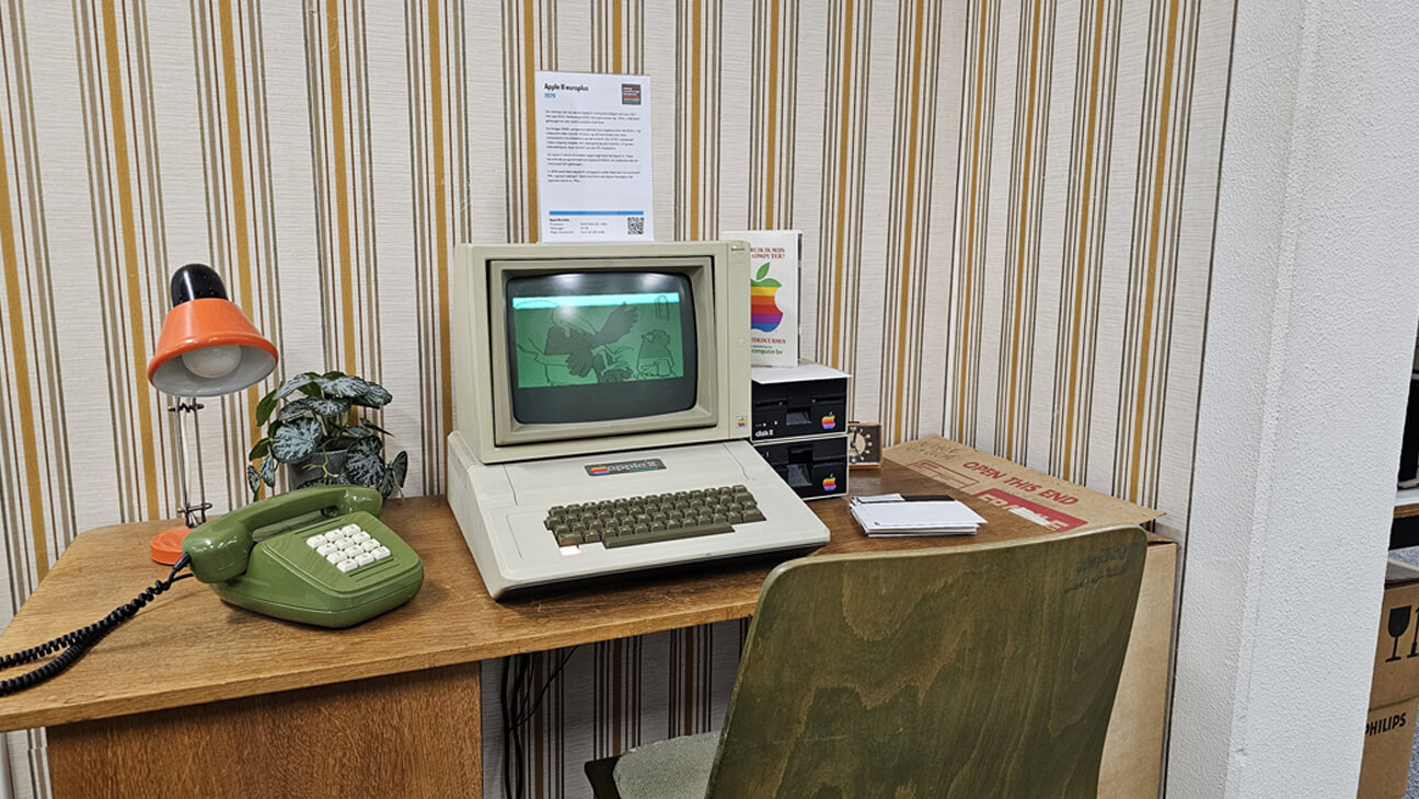 Retro bureau met oude computer