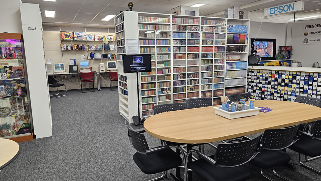 Zaal met oude computers, CD-roms,...
