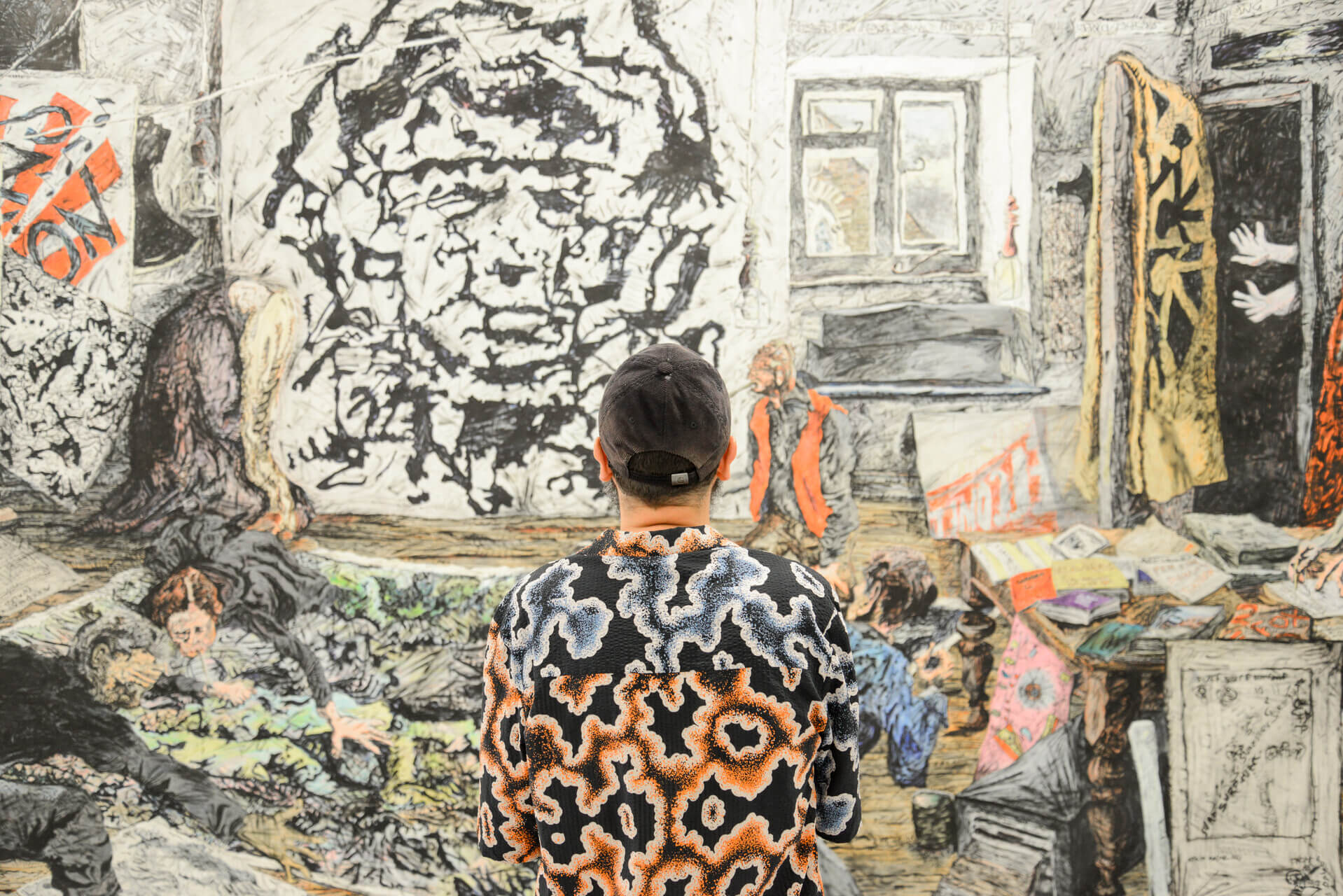 Persoon kijkt naar kunstwerk in Herbert Foundation