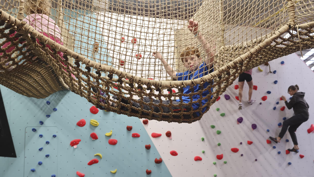 Kinderen in touwenparcour van Klimzaal Banzai