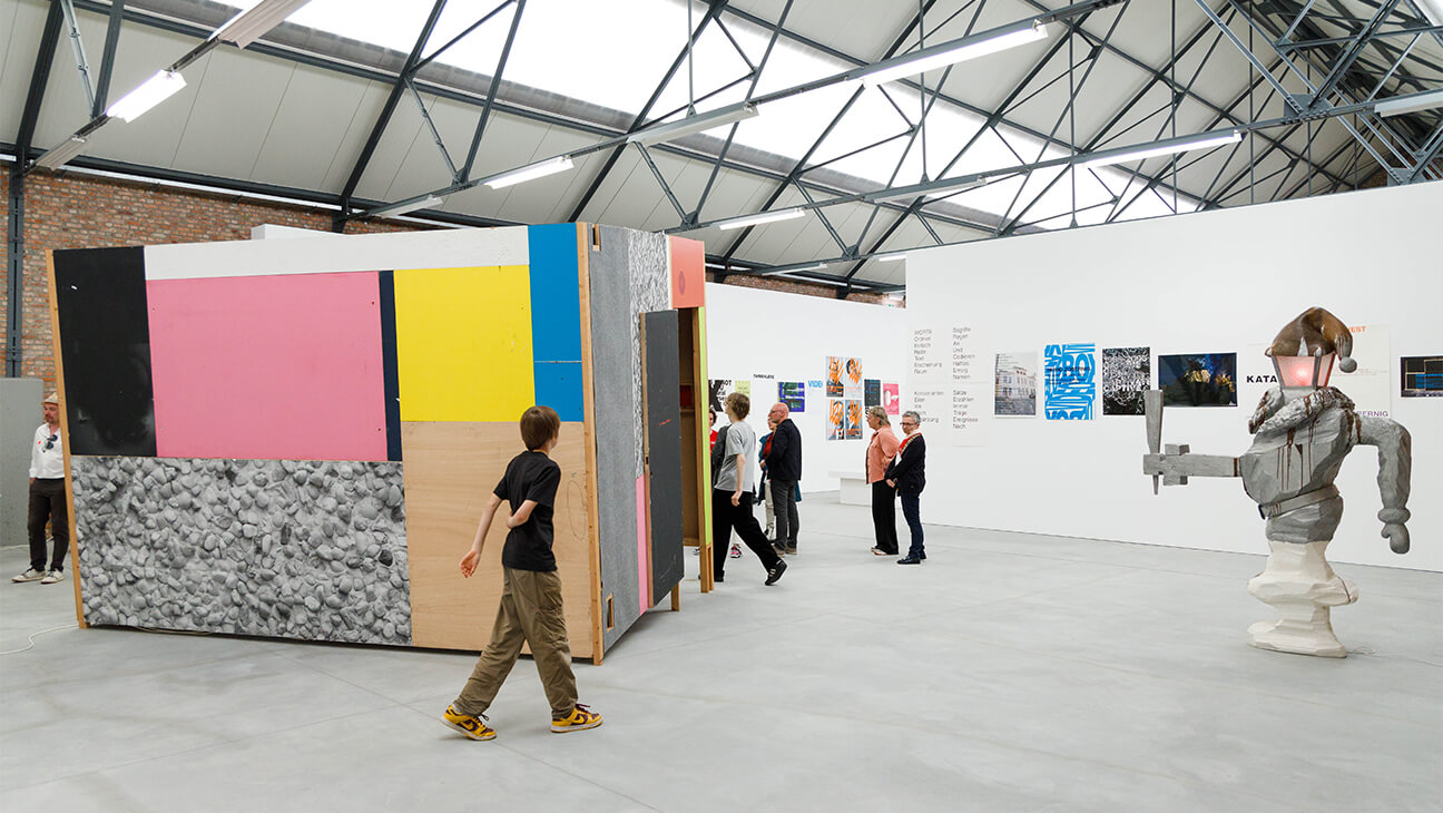 Bezoekers in een zaal met kunstwerken in The Herbert Foundation