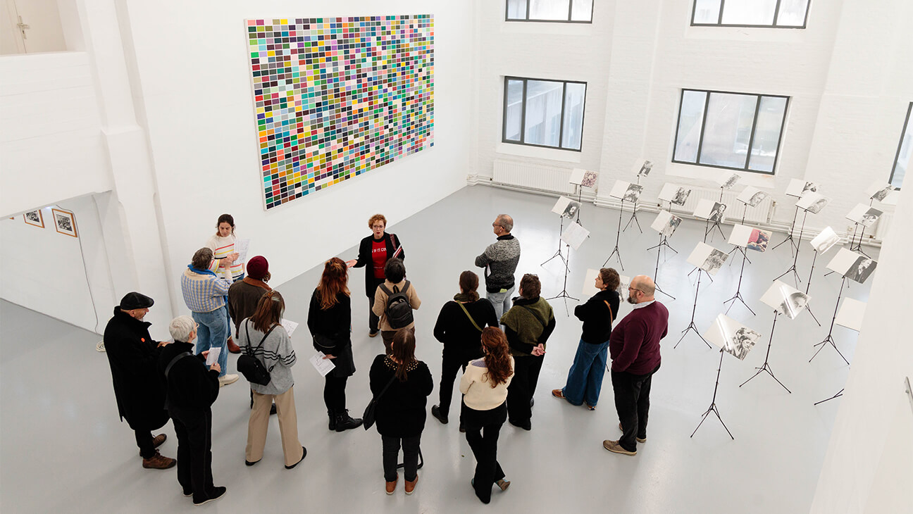 Bezoekers aan een kunstwerk in The Herbert Foundation