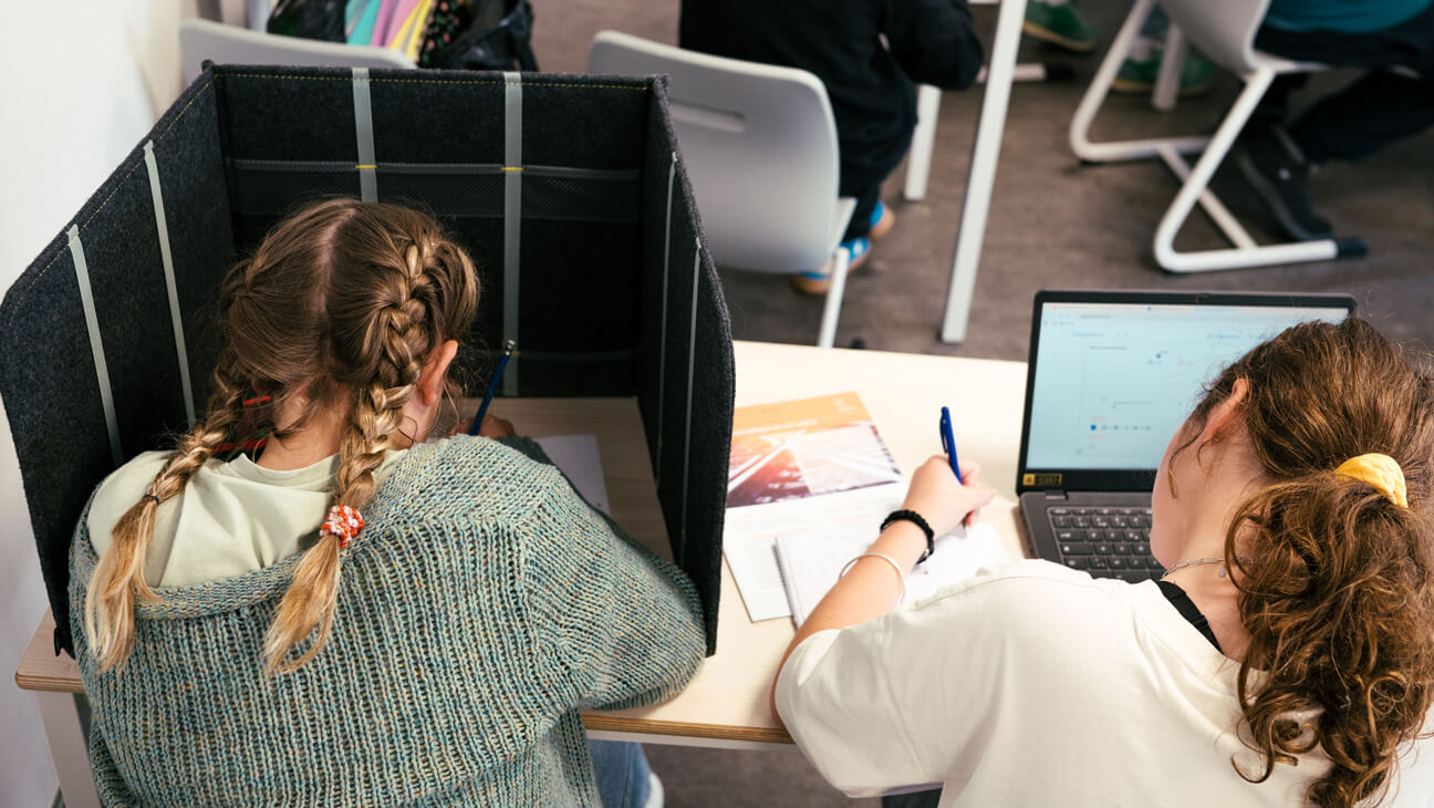 Leerling in stilte zelfstandig aan het werk op de Flow Highschool