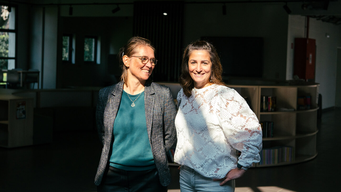 Sarah directeur van Flow Highschool en Nele, lector in de lerarenopleiding