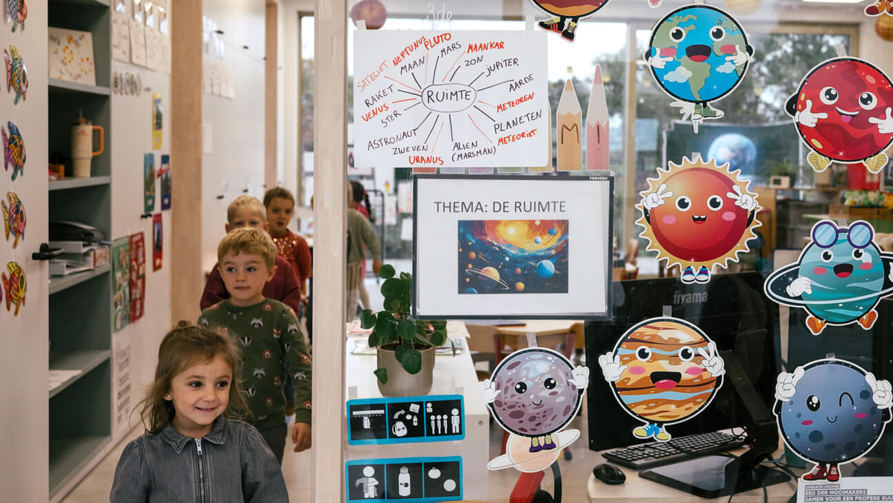 De kleuters wandelen in een rij naar de klas
