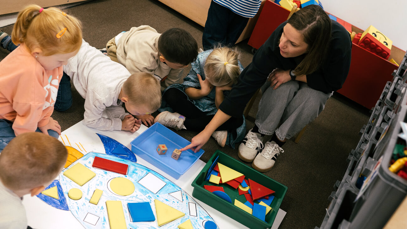 In de tweede kleuterklas zoekt een groepje kleuters met juf Yente naar de juiste geometrische vormen