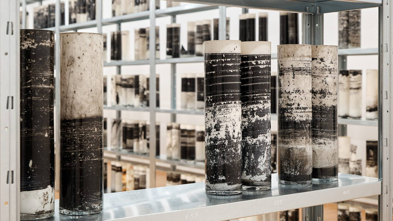 verweerde glazen cilinders  op de expo 'Biblioteca Nacional'