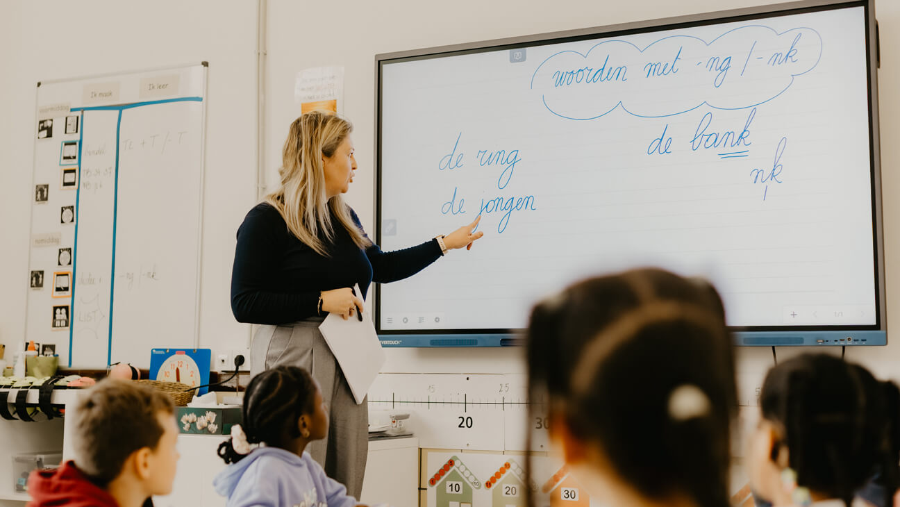Leraar Tamara Marginet tijdens een instructiemoment van een spellingsregel