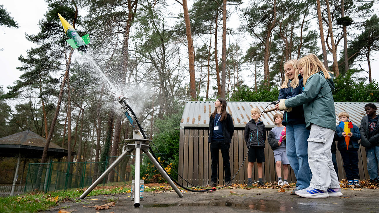 Klas schiet een raket, gemaakt van een plastic fles, af