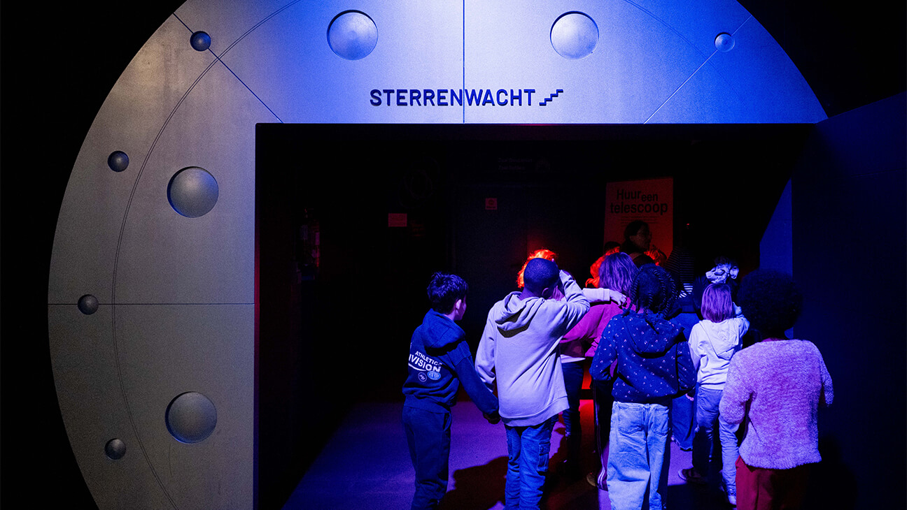 Klas gaat binnen in het planetarium van Cosmodrom in Genk