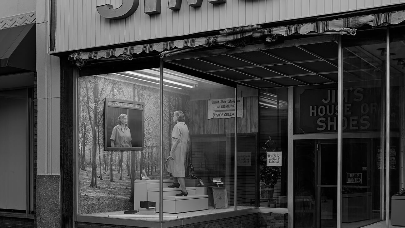Jim’s House of Shoes (Eveningside) – 2021-2022 – Digital pigment print – 106 x 135,5 cm – Courtesy Gregory Crewdson, Galerie Templon
