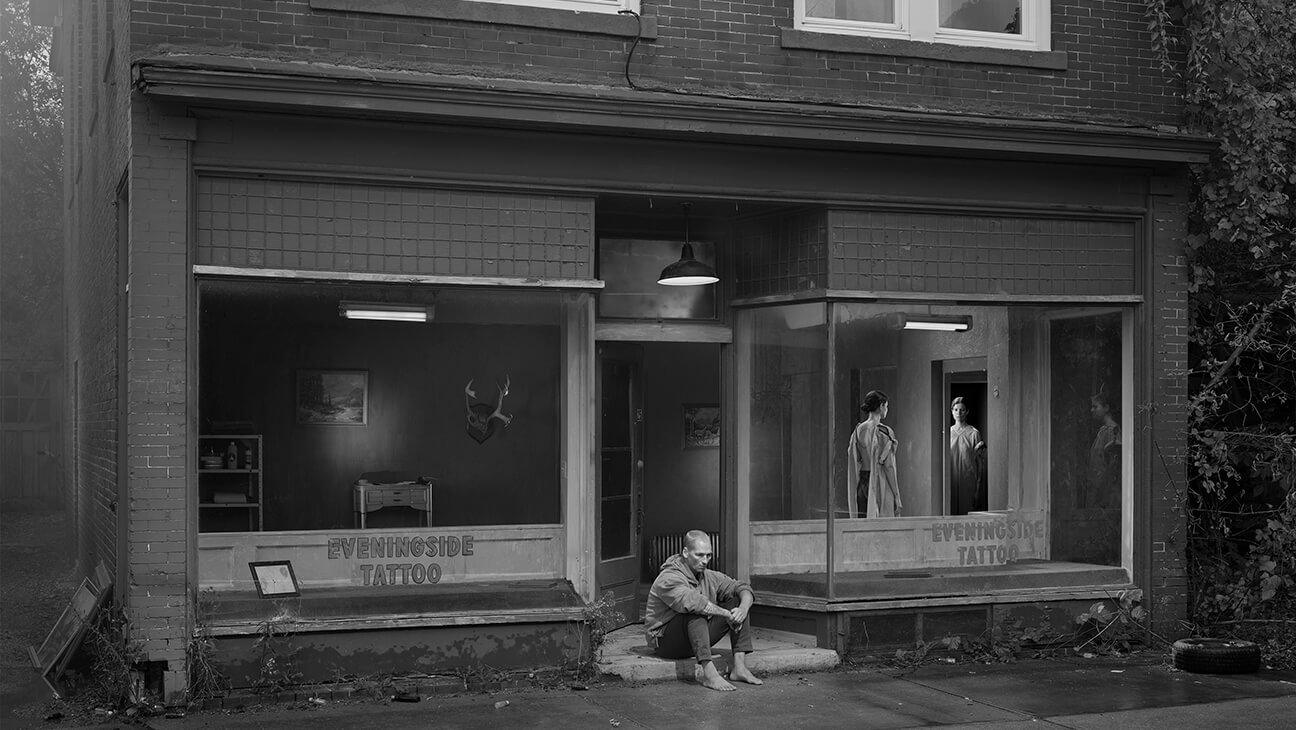 Eveningside Tattoo (Eveningside) – 2021-2022 – Digital pigment print – 106 x 135,5 cm – Courtesy Gregory Crewdson, Galerie Templon