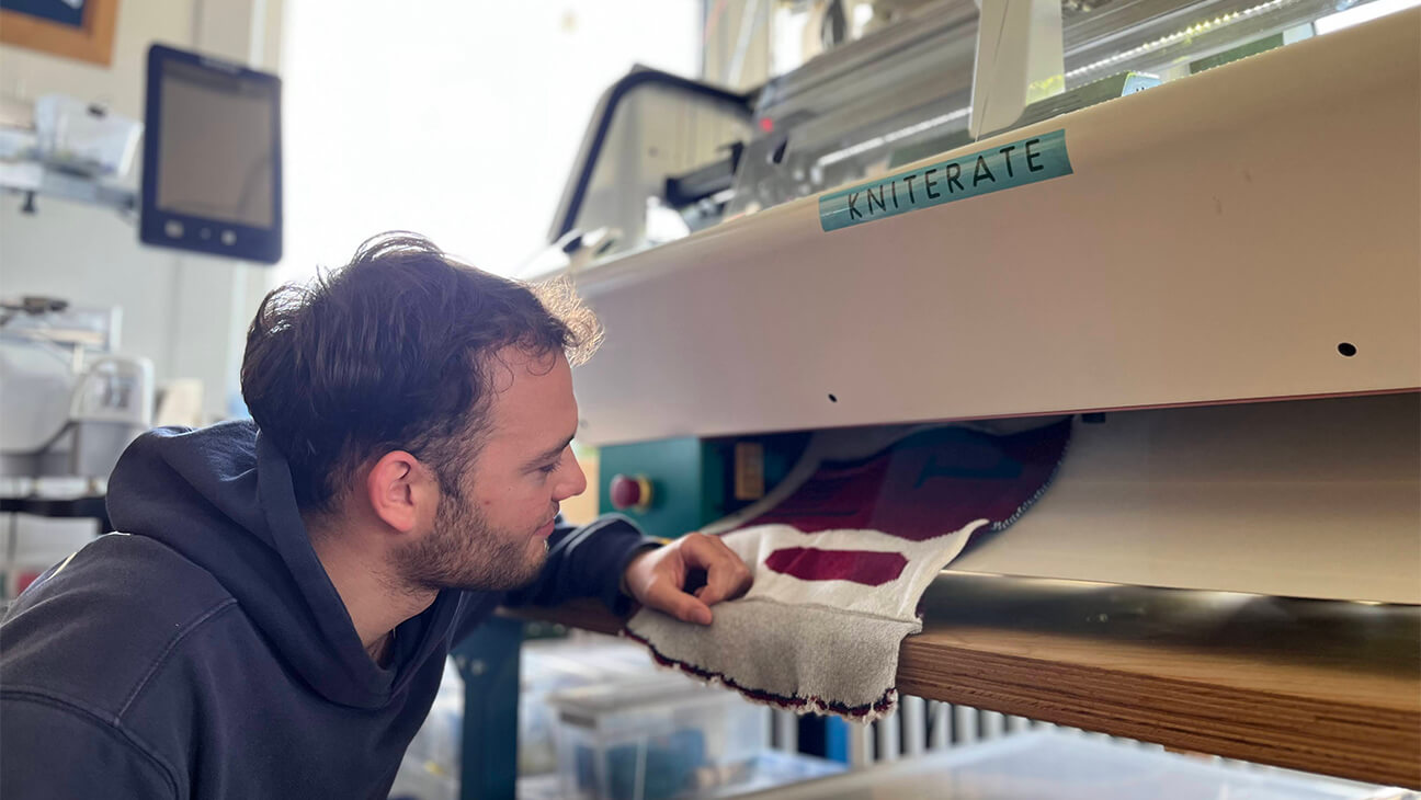 Man bij een breimachine