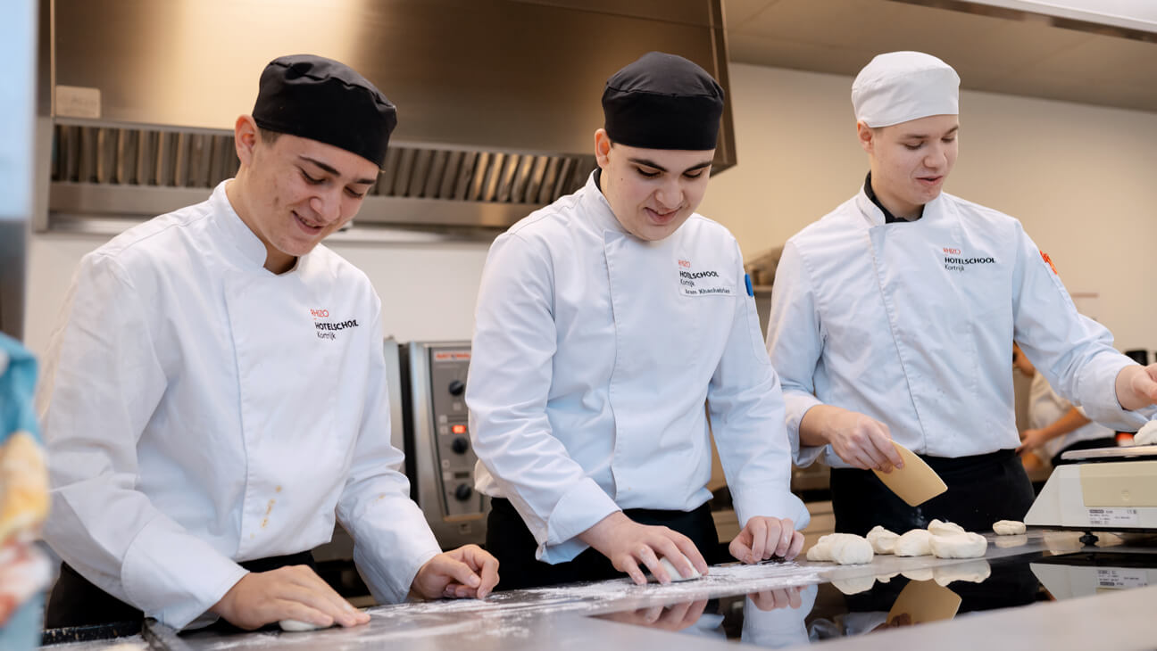 Groepje leerlingen van Hotelschool RHIZO