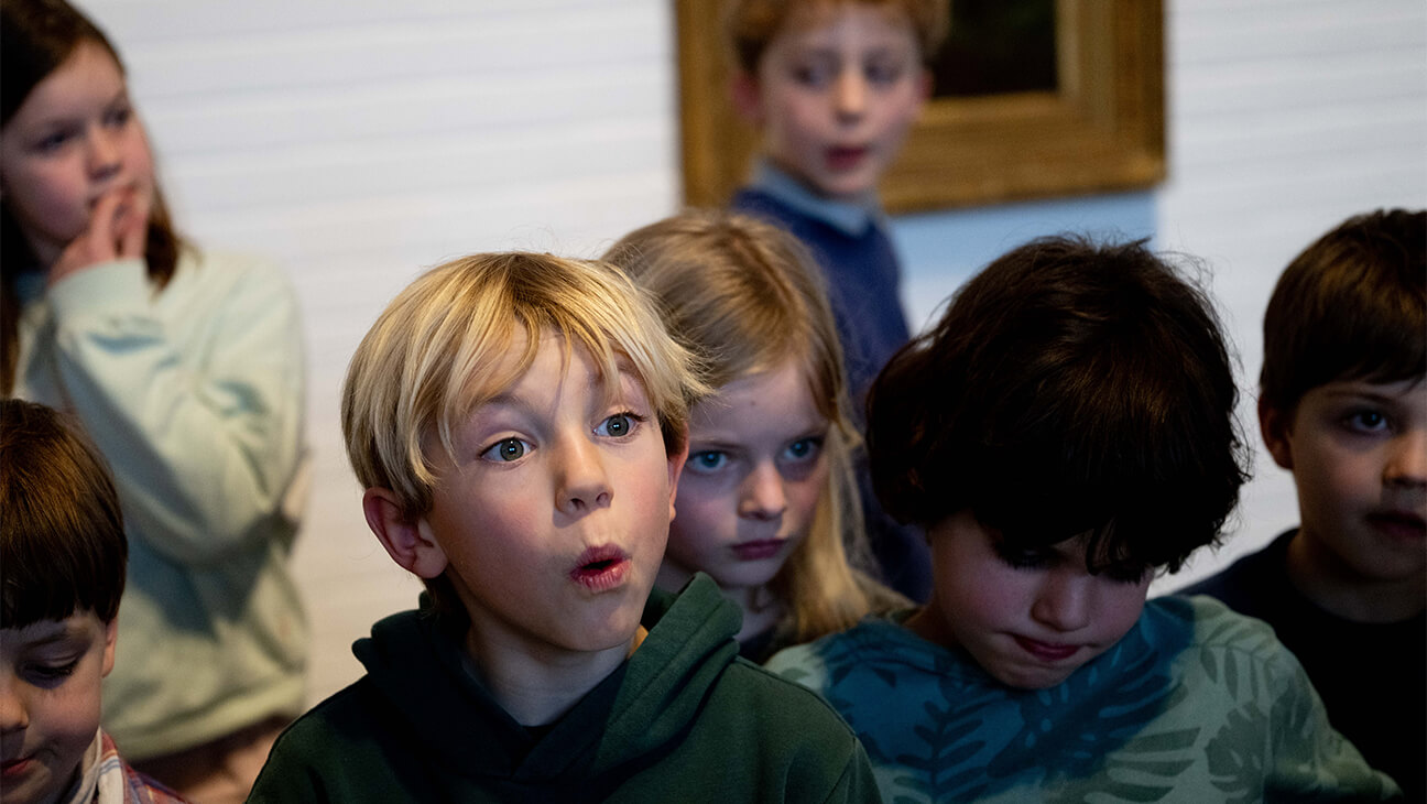 Kind kijkt verwonderd in Mudel in Deinze