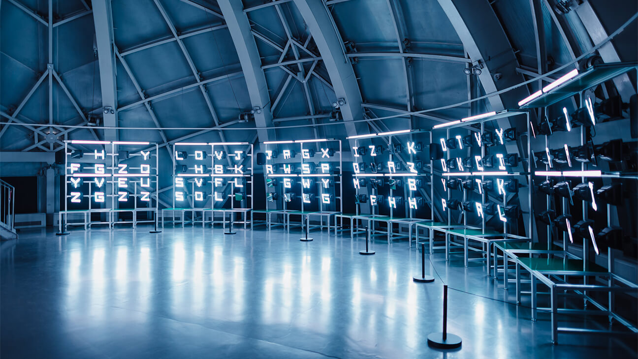 Bezoekers aan de expo 'Supply Chain' in het atomium