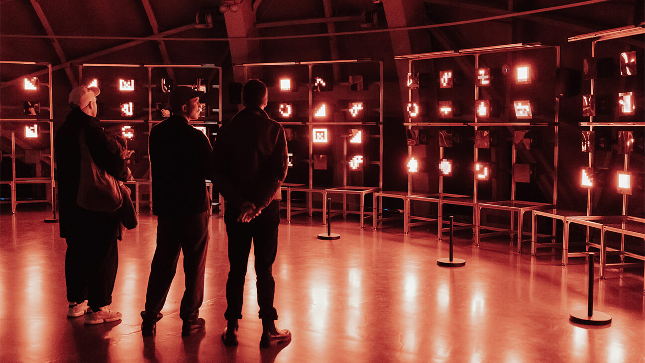 Bezoekers aan de expo 'Supply Chain' in het atomium
