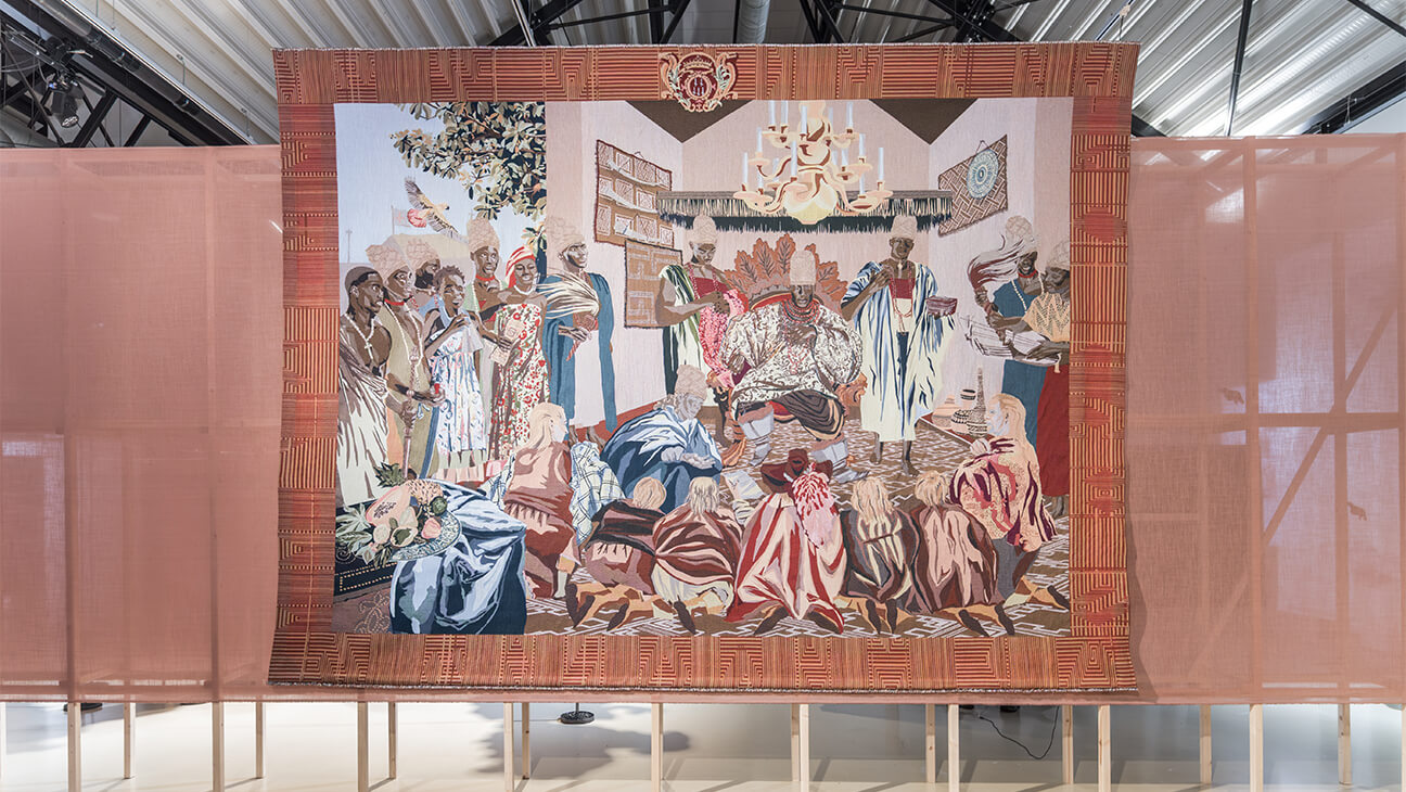 Een wandtapijt van Kunstenaar Sammy Baloji