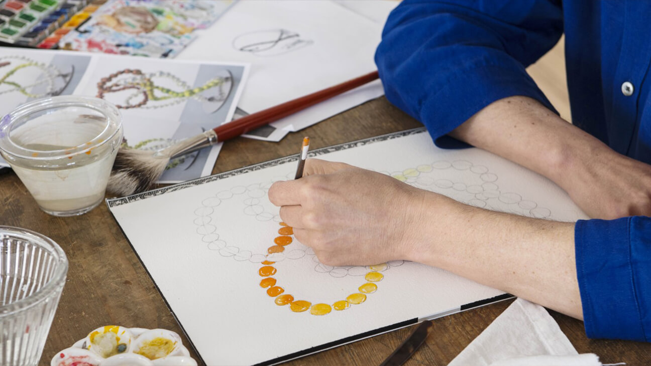 Hand schildert op een blad